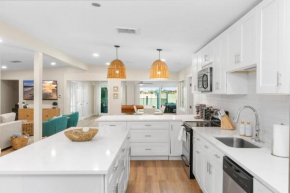 Luxury-4 Primary Bedrooms-Waterfront-King Beds
